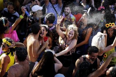 PORTO ALEGRE, RS, BRASIL, 02-03-2019: Foliões animados durante o Carnaval de Rua de Porto Alegre 2019 com a Banda DK e Panela do Samba, na rua da República, bairro Cidade Baixa. (Foto: Mateus Bruxel / Agência RBS)