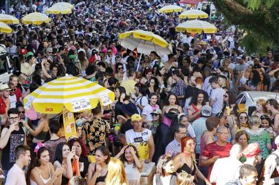 PORTO ALEGRE, RS, BRASIL, 02-03-2019: Bloco Banda DK e Panela do Samba animam Carnaval de Rua de Porto Alegre 2019 na rua da República, no bairro Cidade Baixa. (Foto: Mateus Bruxel / Agência RBS)