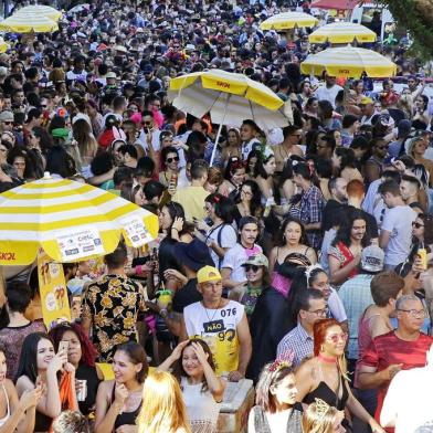 PORTO ALEGRE, RS, BRASIL, 02-03-2019: Bloco Banda DK e Panela do Samba animam Carnaval de Rua de Porto Alegre 2019 na rua da República, no bairro Cidade Baixa. (Foto: Mateus Bruxel / Agência RBS)