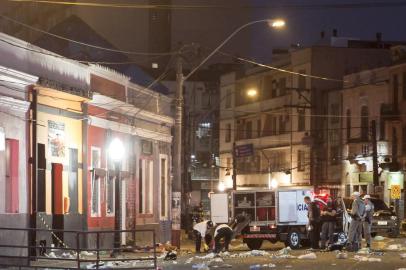  PORTO ALEGRE, RS, BRASIL -  Três pessoas foram mortas após um tiroteio no bairro Cidade Baixa, em Porto Alegre, na madrugada de sábado (26).Vtimas são dois homens e uma mulher. Outras três pessoas ficaram feridas e foram encaminhadas para atendimento hospitalar.Indexador: Jefferson Botega