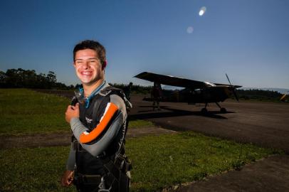  Torres - RS- Brasil, 02/03/2019-  Leo, com síndrome de down faz salto duplo de paraquedas com Newton Nogueira do grupo Arcanjos. (Foto: Andréa Graiz/Agência RBS)Indexador: Andrea Graiz