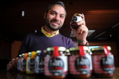  CAXIAS DO SUL, RS, BRASIL 13/06/2017Tiarlis Gonçalves, proprietário da empresa de molhos artesanais Sauce TastyMatéria Economia, propósito das empresas. (Felipe Nyland/Agência RBS)