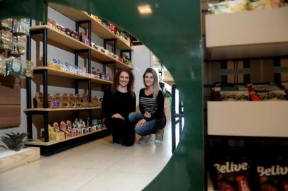  CAXIAS DO SUL, RS, BRASIL, 26/02/2019Negócios voltados aos orgânicos/produtos naturais. Morgana Casagrande e Jéssica Casagrande, sócias da Hortelã Pimenta, loja de produtos naturais em Ana Rech.(Lucas Amorelli/Agência RBS)