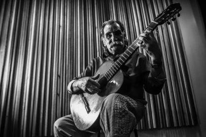 CAXIAS DO SUL, RS, BRASIL, 26/02/2019 - Retrato de Lúcio Yanel (Federico Nelson Giles) violonista, cantor, compositor, ator e folclorista argentino radicado no Brasil. (FOTÓGRAFO: CARLOS MACEDO / AGENCIA RBS)Indexador: Carlos Macedo