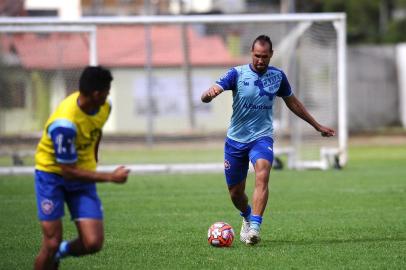  CAXIAS DO SUL, RS, BRASIL (15/02/2019)Treino do SER Caxias no CT. Na foto, zagueiro Junior Alves. (Antonio Valiente/Agência RBS)