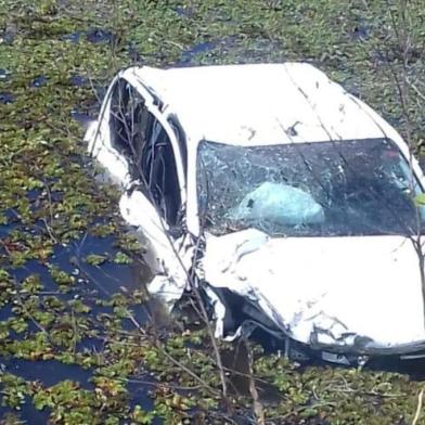  Veículo caiu em açude após colisão na Estrada do mar.