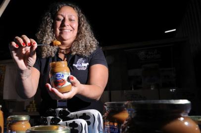  CAXIAS DO SUL, RS, BRASIL, 01/03/2019 - Dulce Bueno, de Santa Vitória do Palmar, vende doce de leite. Ela brinca com o trocadilho de seu nome, Dulce, que vende dulce de leche. (Marcelo Casagrande/Agência RBS)