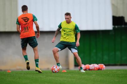  CAXIAS DO SUL, RS, BRASIL, 15/02/2019. Treino do Juventude no CT. O Ju encara o Veranópolis no domingo (17/02), pelo Cammpeonaot Gaúcho, no estádio Antônio David Farina, em Veranópolis. Na foto, volante Moisés. (Porthus Junior/Agência RBS)Indexador: Felipe Nyland                   