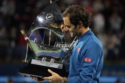  Switzerlands Roger Federer celebrates with the trophy after winning the final match at the ATP Dubai Tennis Championship in the Gulf emirate of Dubai on March 2, 2019. - Roger Federer won his 100th career title when he defeated Greeces Stefanos Tsitsipas 6-4, 6-4 in the final of the Dubai Championships. (Photo by KARIM SAHIB / AFP)Editoria: SPOLocal: DubaiIndexador: KARIM SAHIBSecao: sports eventFonte: AFPFotógrafo: STF