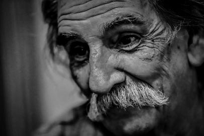 CAXIAS DO SUL, RS, BRASIL, 26/02/2019 - Retrato de Lúcio Yanel (Federico Nelson Giles) violonista, cantor, compositor, ator e folclorista argentino radicado no Brasil. (FOTÓGRAFO: CARLOS MACEDO / AGENCIA RBS)Indexador: Carlos Macedo