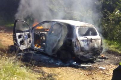 SÃO BORJA, RS, BRASIL - Carro incendiado em São Borja após ataque a tiros em frente ao instituto penal.