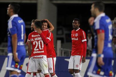  Brazils Internacional Valdivia (C) celebrates with teammates after scoring against Universidad de Chile during a Copa Libertadores football match at the Nacional stadium in Santiago, Chile, on April 16, 2015. AFP PHOTO / CLAUDIO REYESEditoria: SPOLocal: SantiagoIndexador: Claudio ReyesSecao: SoccerFonte: AFPFotógrafo: STR