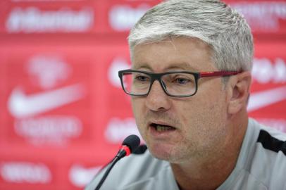 PORTO ALEGRE, RS, BRASIL, 04-03-2019: O técnico do Inter, Odair Hellmann, durante coletiva antes de viajar com o time para o Chile para jogo da Libertadores. (Foto: Mateus Bruxel / Agência RBS)