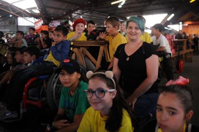  CAXIAS DO SUL, RS, BRASIL, 27/02/2019 - Kelim Venturin é professora do quinto ano da Escola Municipal 19 de Abril, e levou a turma para os pavilhões. As crianças poderão ver de perto, aspectos da imigração italiana no estado. Eles também assistiram a uma peça de teatro. (Marcelo Casagrande/Agência RBS)