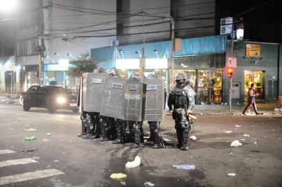  PORTO ALEGRE,RS,BRASI,2019-03-05.Brigada Militar,despersa vandalos na Cidade Biaxa,na Rua da Republica com a Lima e Silva.RONALDO BERNARDI/AGENCIA RBS).