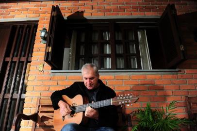  CAXIAS DO SUL, RS, BRASIL, 25/04/2017. Em sua casa em Ana Rech, o violonista caxiense Valdir Verona fala sobre o lançamento do álbum O Violeiro e o Poeta, em parceria com o poeta Juarez Machado de Farias. (Diogo Sallaberry/Agência RBS)