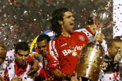 PAGINA CAPA  INTERNACIONAL 2X2 SÃO PAULOFernandao ergue o troféuCopa Libertadores da America 2006. FINAL - Internacional x Sao Paulo jogam no estádio Beira Rio. Porto Alegre (RS) 16.08.2006 Foto: Fernando Donasci/Folha Imagem Fonte: FOLHA IMAGEM Fotógrafo: FERNANDO DONASCI