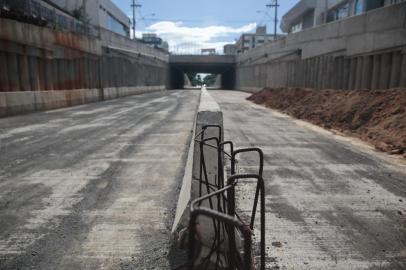  PORTO ALEGRE, RS, BRASIL - 2019.01.21 - Empresários conseguem material suficiente para concluir passagem da trincheira da Cristóvão Colombo. (Fotos: ANDRÉ ÁVILA/ Agência RBS)