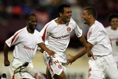  Marcos Venancio (C) de Internacional de Porto Alegre, festeja con sus compañeros tras marcar un gol ante Unión Atlético Maracaibo, en un partido del grupo 6 de la Copa Libertadores de América, en la ciudad venezolana de Maracaibo, a 500 km de Caracas, el 16 de febrero de 2006.  AFP PHOTO/Juan BARRETO (Photo by JUAN BARRETO / AFP)Editoria: SPOLocal: MaracaiboIndexador: JUAN BARRETOSecao: soccerFonte: AFP