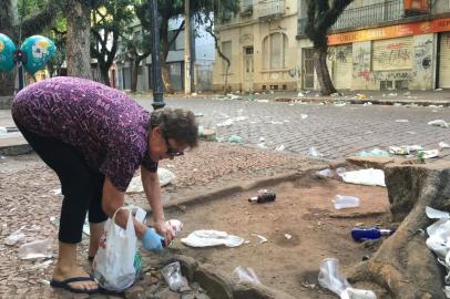 Em meio a lixo na Cidade Baixa, idosa recolhe tampinhas para ajudar orfanato