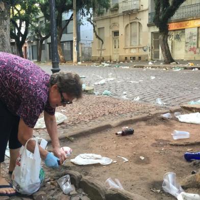 Em meio a lixo na Cidade Baixa, idosa recolhe tampinhas para ajudar orfanato