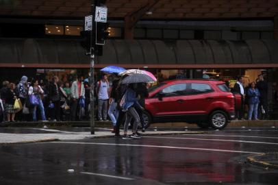  CAXIAS DO SUL, RS, BRASIL, 25/02/2019 - Segunda feira em Caxias teve chuva e queda de temperatura. A tarde, os termômetros marcaram 15 garaus. (Marcelo Casagrande/Agência RBS)