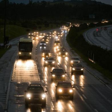 Devido à chuva intensa e ao vento forte ao longo da freeway, o uso do acostamento da rodovia no sentido Litoral Norte ¿ Região Metropolitana foi suspenso na tarde desta terça-feira (5). Motoristas devem ter atenção redobrada.  Já na BR-101,  por volta das 16h20min, a PRF fechou túnel na rodovia em função do trânsito lento e sem ventilação. A alternativa pra quem está em Torres é sair pela Estrada do Mar.