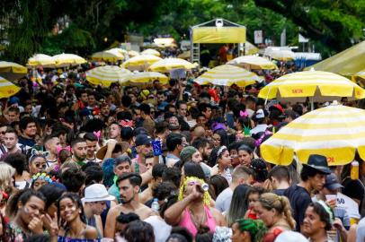  PORTO ALEGRE, RS - BRASIL - 05/03/2019 - Carnaval de rua na Cidade Baixa (OMAR FREITAS \ AGÊNCIA RBS)Indexador: Isadora Neumann