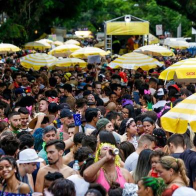  PORTO ALEGRE, RS - BRASIL - 05/03/2019 - Carnaval de rua na Cidade Baixa (OMAR FREITAS \ AGÊNCIA RBS)Indexador: Isadora Neumann