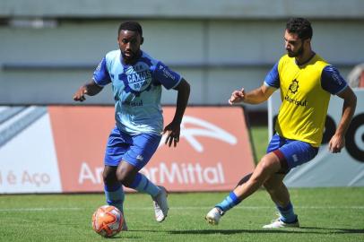  CAXIAS DO SUL, RS, BRASIL (25/01/2019)Treino do SER Caxias no Estádio Centenário em Caxias do Sul. Na foto,(E) atacante Bruno Alves e zagueiro Laercio. (Antonio Valiente/Agência RBS)