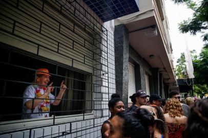  PORTO ALEGRE, RS - BRASIL - 05/03/2019 - Na foto: Ozair Gaspar, 81 anos, técnico em ar-condicionado aposentado e morador da Rua da República . Carnaval de rua na Cidade Baixa (OMAR FREITAS \ AGÊNCIA RBS)Indexador: Isadora Neumann