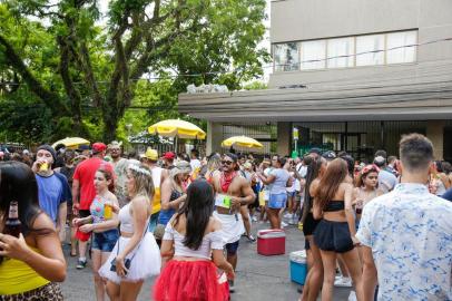  PORTO ALEGRE, RS - BRASIL - 05/03/2019 - Carnaval de rua na Cidade Baixa (OMAR FREITAS \ AGÊNCIA RBS)Indexador: Isadora Neumann