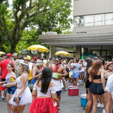  PORTO ALEGRE, RS - BRASIL - 05/03/2019 - Carnaval de rua na Cidade Baixa (OMAR FREITAS \ AGÊNCIA RBS)Indexador: Isadora Neumann