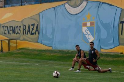  Borré e Martínez em treinamento do CT do Sporting Crystal, na preparação para a estreia na Libertadores contra o Alianza Lima