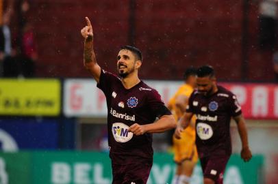 CAXIAS DO SUL, RS, BRASIL, 24/02/2019. Caxias x Pelotas, jogo válido pela oitava rodada da primeira fase do Campeonato Gaúcho (Gauchão 2019), e realizado no estádio Centenário. Comemorção do primeiro gol do Caxias marcado por Rafael Gava.  (Porthus Junior/Agência RBS)