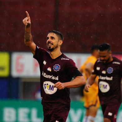 CAXIAS DO SUL, RS, BRASIL, 24/02/2019. Caxias x Pelotas, jogo válido pela oitava rodada da primeira fase do Campeonato Gaúcho (Gauchão 2019), e realizado no estádio Centenário. Comemorção do primeiro gol do Caxias marcado por Rafael Gava.  (Porthus Junior/Agência RBS)