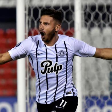 Paraguays Libertad Adrian Martinez celebrates after scoring against Chiles Universidad Catolica during their Copa Libertadores football match at the Defensores del Chaco stadium in Asuncion, on March 5, 2019. (Photo by Norberto DUARTE / AFP)