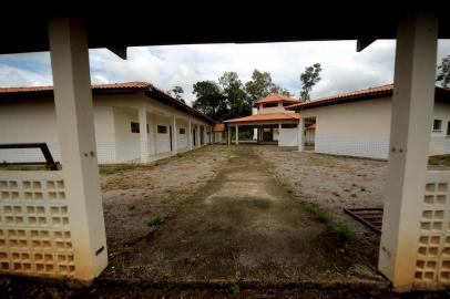  DOIS LAJEADOS, RS, BRASIL, 28/02/2019Escola municipal de Dois Lajeados está pronta há dois anos e nunca recebeu nenhum estudante. Prédio foi erguido com dinheiro federal e já está depredado.(Lucas Amorelli/Agência RBS)