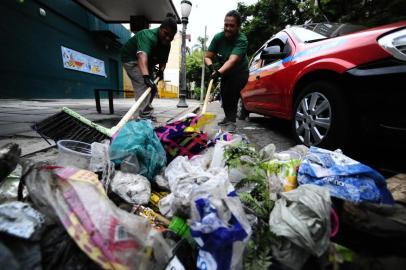  PORTO ALEGRE,RS,BRASIL.2019-03-06.Operação de limpeza, na Cidade Baixa,nas Ruas da Republica e Lima e Silva,onde foram deixados muitos lixos,pelos frequentadores,limpeza sendo fei por empresa contrada.(RONALDO BERNARDI/AGENCIA RBS).