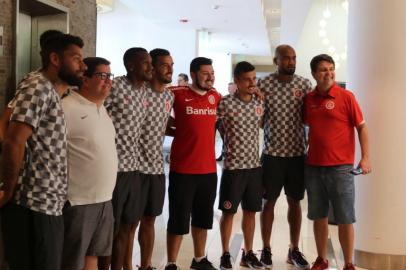 Jogadores do Inter recebem torcedores no hotel