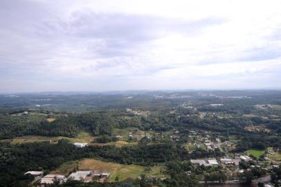 CAXIAS DO SUL, RS, BRASIL (06/03/2019)Um helicóptero realiza, a partir dos Pavilhões, voos panorâmicos sobre o Parque de Eventos. A empresa Tri táxi Aéreo também oferece a possiblidade de visitar vinícolas da região como a vinícola Luiz Argenta e conehcer um pouco mais sobre a produção de vinho na Serra. (Antonio Valiente/Agência RBS)