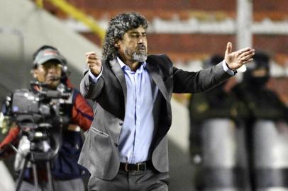  Paraguays Libertad coach Leonel Alvarez gestures during their Copa Libertadores match against Bolivias The Strongest at Hernando Siles Stadium in La Paz, Bolivia, on February 5, 2019. (Photo by AIZAR RALDES / AFP)Editoria: SPOLocal: La PazIndexador: AIZAR RALDESSecao: soccerFonte: AFPFotógrafo: STR