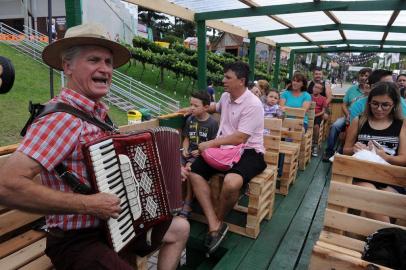  CAXIAS DO SUL, RS, BRASIL, 05/03/2019 - Caetano de Cesaro, 72 anos, é o gaiteiro que anima o Carretón, passeio de carreta oferecido por uma empresa na 32ª Festa da Uva. Ele é personagem da série Tá Na Festa. (Marcelo Casagrande/Agência RBS)