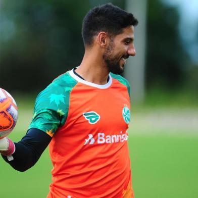  CAXIAS DO SUL, RS, BRASIL, 06/03/2019. Treino do Juventude. O Ju encara o Caxias pelo clássico Ca-Ju no próximo sábado. A partida é válido pelo Campeonato Gaúcho 2019. Na foto, goleiro Marcelo Carné. (Porthus Junior/Agência RBS)Indexador: Felipe Nyland                   