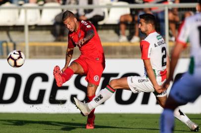  Chiles Palestino Alejandro Gonzalez (R) vies for the ball with Brazils Internacional footballer Iago, during their Copa Libertadores football match at the San Carlos de Apoquindo stadium in Santiago, on March 06, 2019. (Photo by MARTIN BERNETTI / AFP)Editoria: SPOLocal: SantiagoIndexador: MARTIN BERNETTISecao: soccerFonte: AFPFotógrafo: STF