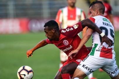  Chile's Palestino Agustin Farias (R) vies for the ball against Brazil's Internacional footballer Edenilson, during their Copa Libertadores football match at the San Carlos de Apoquindo stadium in Santiago, on March 06, 2019. (Photo by MARTIN BERNETTI / AFP)Editoria: SPOLocal: SantiagoIndexador: MARTIN BERNETTISecao: soccerFonte: AFPFotógrafo: STF