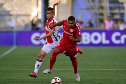  Chiles Palestino Agustin Farias (L) vies for the ball against Brazils Internacional footballer William Pottker, during their Copa Libertadores football match  at the San Carlos de Apoquindo stadium in Santiago, Chile, March 06, 2019. (Photo by MARTIN BERNETTI / AFP)Editoria: SPOLocal: SantiagoIndexador: MARTIN BERNETTISecao: soccerFonte: AFPFotógrafo: STF