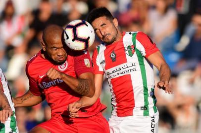  Alejandro Gonzalez (R) of Chiles Palestino vies for the ball with Patrick of Brazils Internacional during their Copa Libertadores football match at San Carlos de Apoquindo stadium in Santiago, Chile, on March 6, 2019. (Photo by MARTIN BERNETTI / AFP)Editoria: SPOLocal: SantiagoIndexador: MARTIN BERNETTISecao: sports eventFonte: AFPFotógrafo: STF