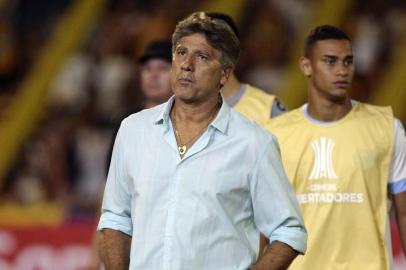  Brazils Gremio coach Renato Portaluppi gestures during their Copa Libertadores football match against Argentina's Rosario Central at Gigante de Arroyito stadium in Rosario, Argentina, on March 06, 2019. (Photo by HECTOR RIO / AFP)Editoria: SPOLocal: RosarioIndexador: HECTOR RIOSecao: soccerFonte: AFPFotógrafo: STR