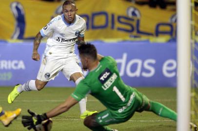  Everton of Brazils Gremio eyes the ball while scoring against Argentinas Rosario Central during their Copa Libertadores football match at Gigante de Arroyito stadium in Rosario, Argentina, on March 06, 2019. (Photo by HECTOR RIO / AFP)Editoria: SPOLocal: RosarioIndexador: HECTOR RIOSecao: soccerFonte: AFPFotógrafo: STR